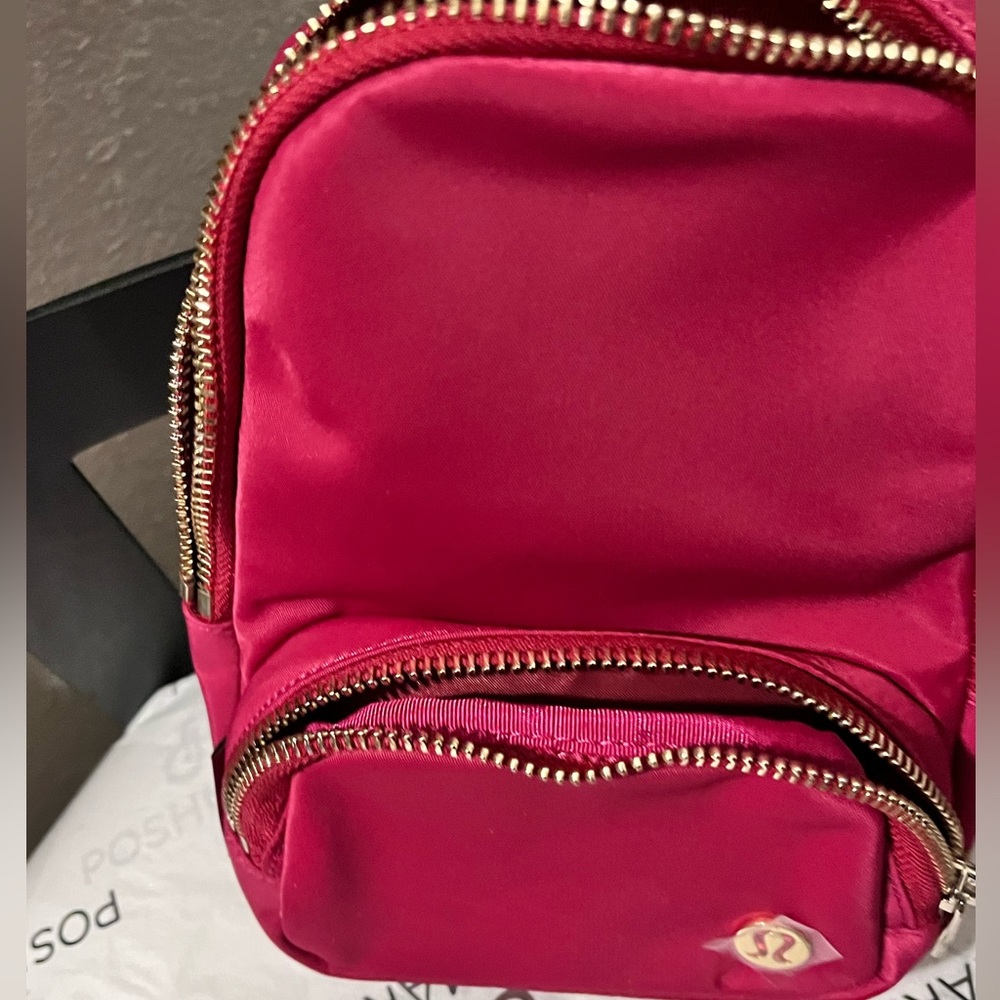 LULULEMON NWT AUTHENTIC EVERYWHERE BERRY RUMLE COLOUR SLING SMALL BAG - Picture 3 of 17
